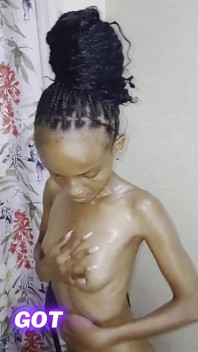 Africană slabă visând la un sex în grup german