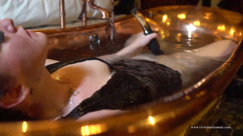 Vivienne l'Amour: Vivienne l'amour - bakır banyo vibratör mastürbasyonu