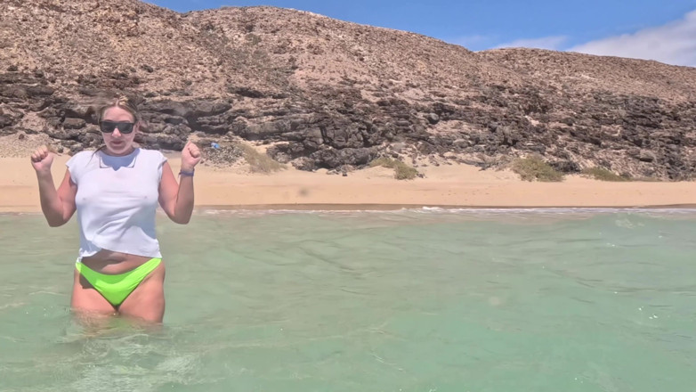 Emma Voyeur: Camiseta Blanca Mojada Nadando Bajo El Agua