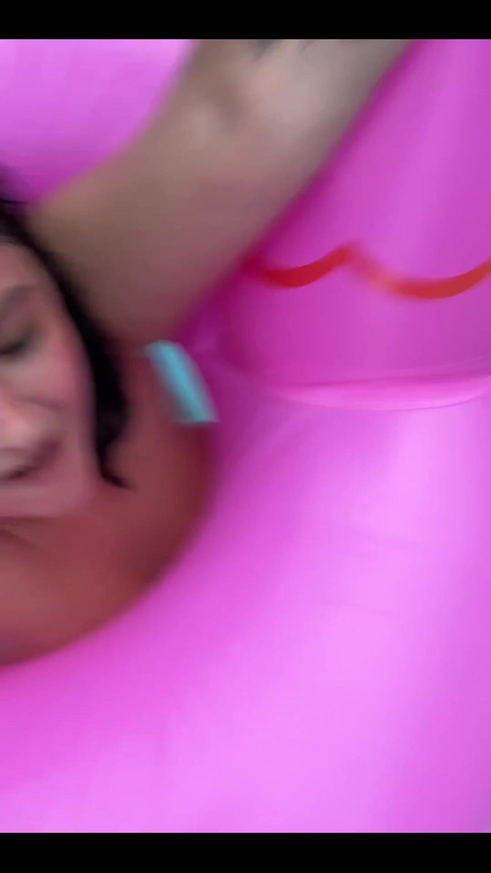 Josie Jaxxon: Verhaaltijd bij het zwembad!