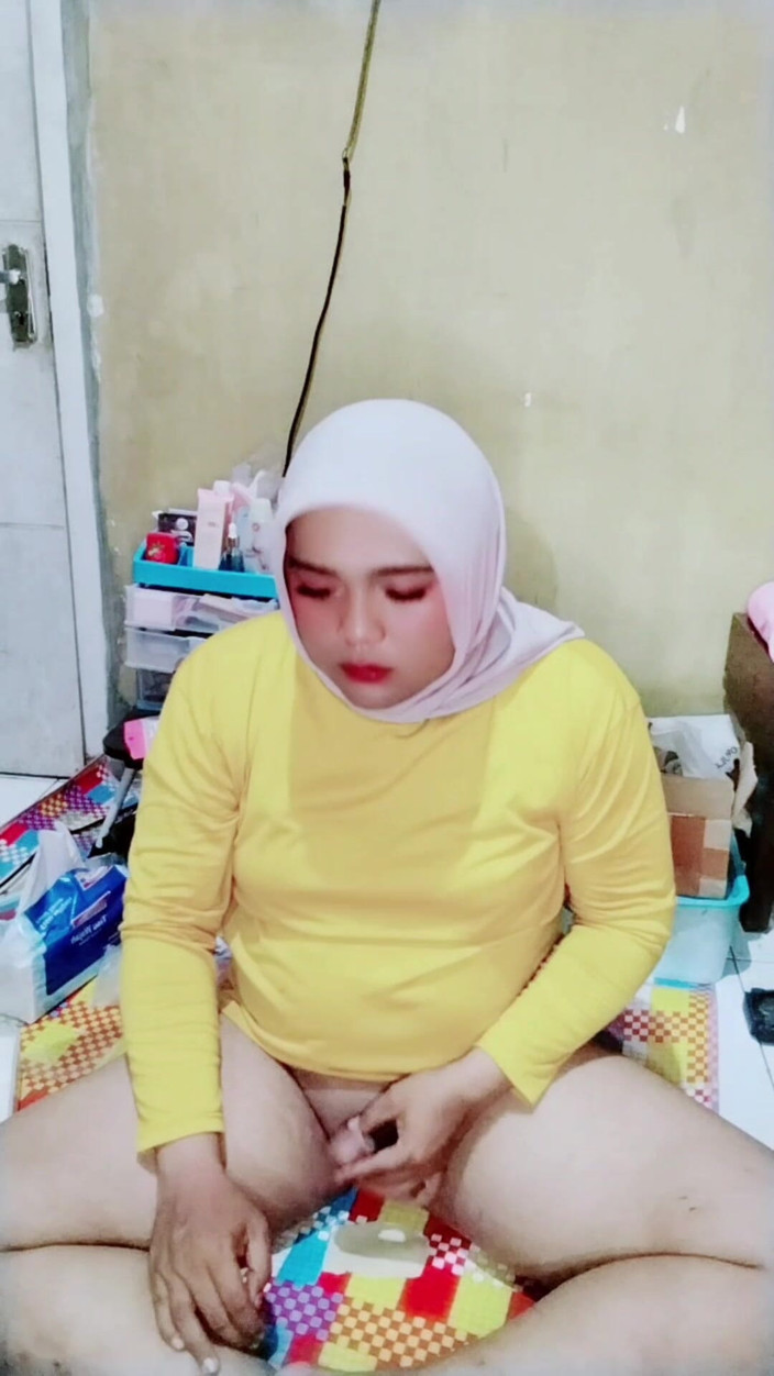 Ivvy Crossdresser: Ivvy hijab crossdresser, pakai celana jins sebelum masturbasi
