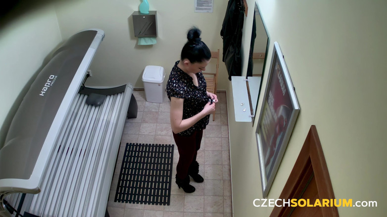 Czech Solarium: Çek solaryum 126: azgın hatun solaryumda mastürbasyon yapıyor ve şov yapıyor