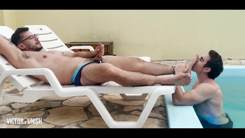 Victor Punish: Menjilat kaki di kolam
