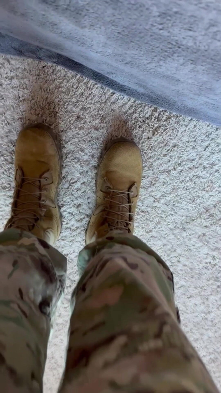 Gay Soldier Stuff: Żołnierz szarpie się w ciasnych whities i jego skafandra lotniczego