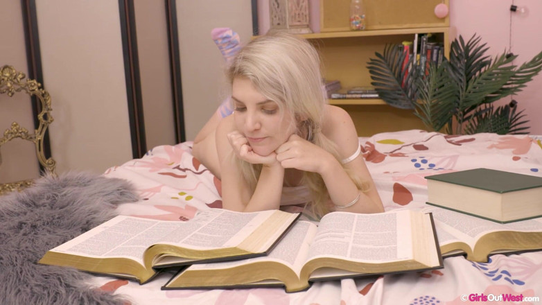 Girls Out West: Blonde studentin mit zöpfen fingert und spielt mit ihrer nass...