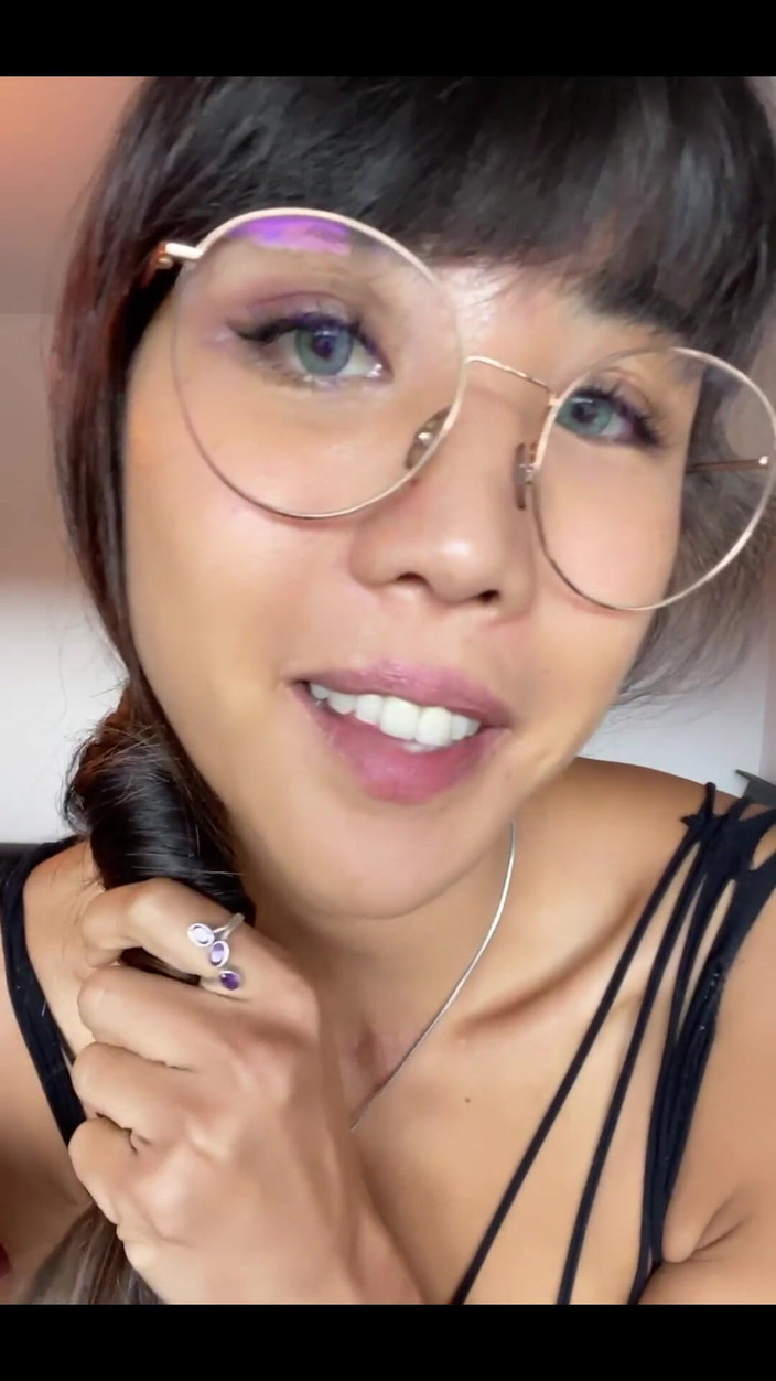 Daring Kiara: The Best Outfit to Play the Piano