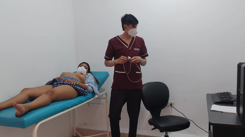 Goky: Nadržená školačka v kanceláři