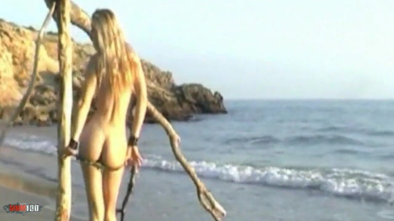 MMM100: Jessica: pequeña rubia desnuda en la playa