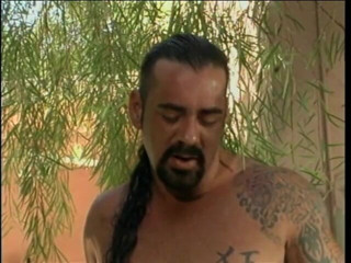 Anal seduction: Lo stallone muscoloso con un grande tatuaggio sulla mano scopa...