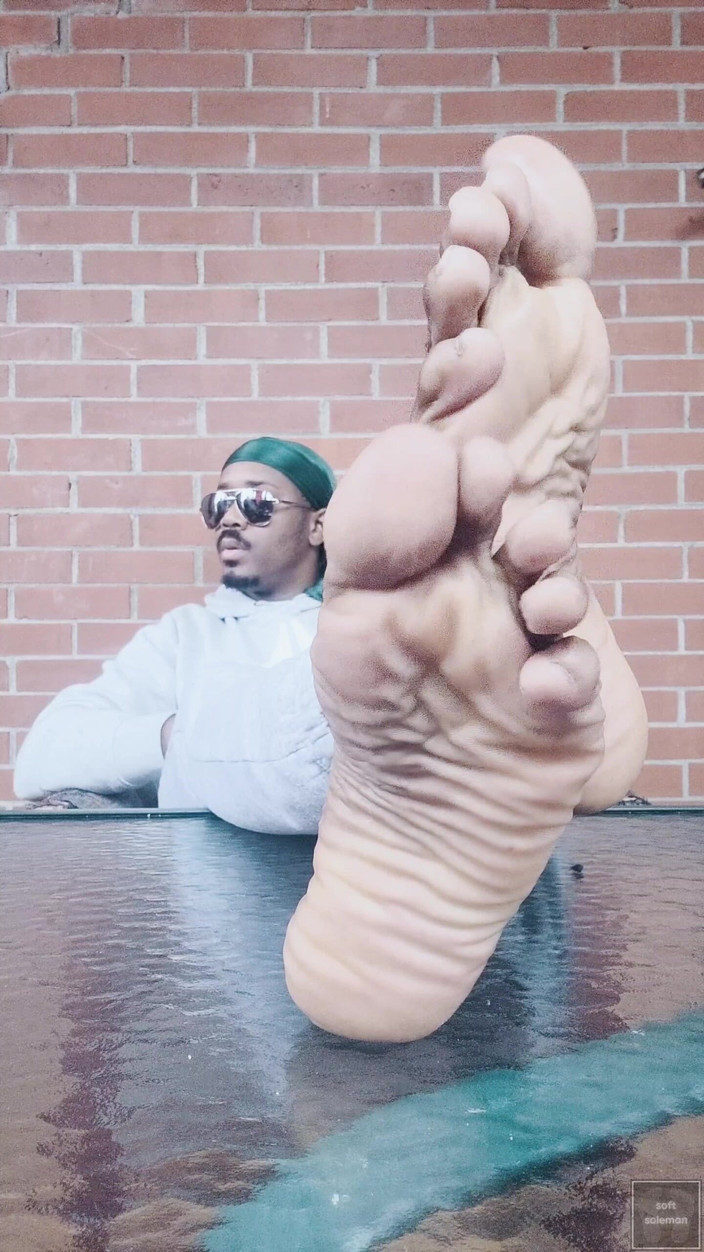 Soft Soleman: Odhaluji nohy a dotýkám se jich