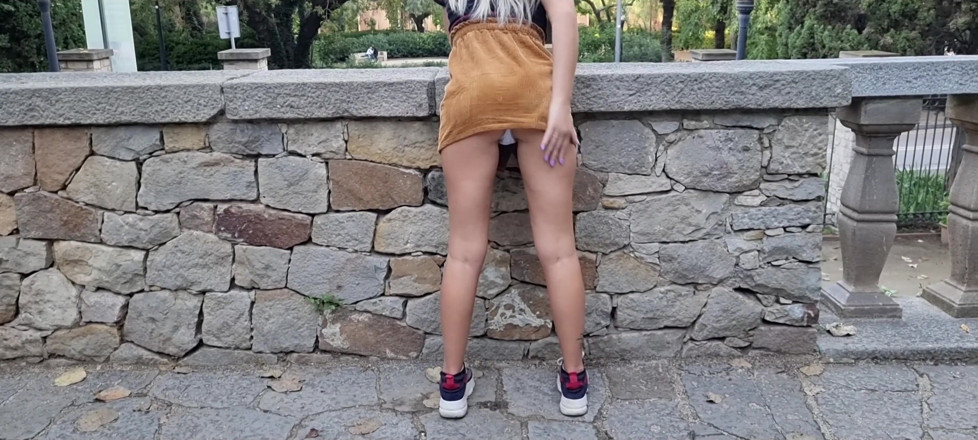 TheloveStory: Blondynka chodzi i pokazuje swoją cipkę i duży tyłek nago