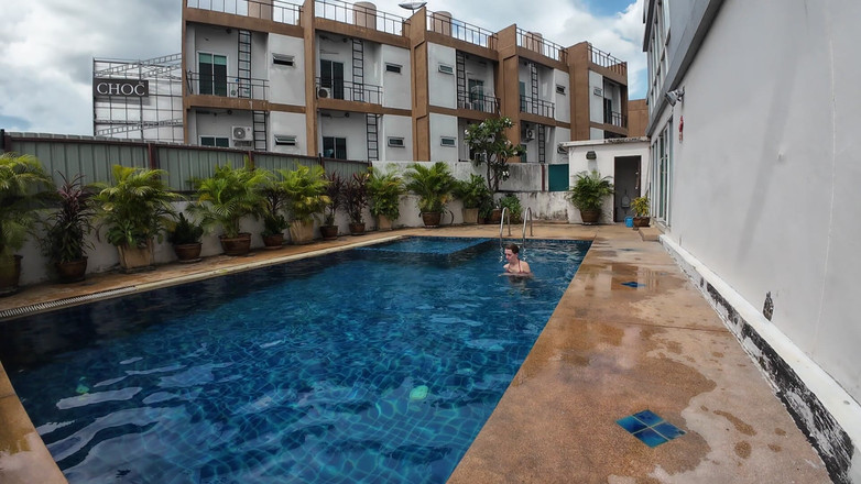 SkinnyWithAHugeDick: Sfw jugando en nuestra piscina