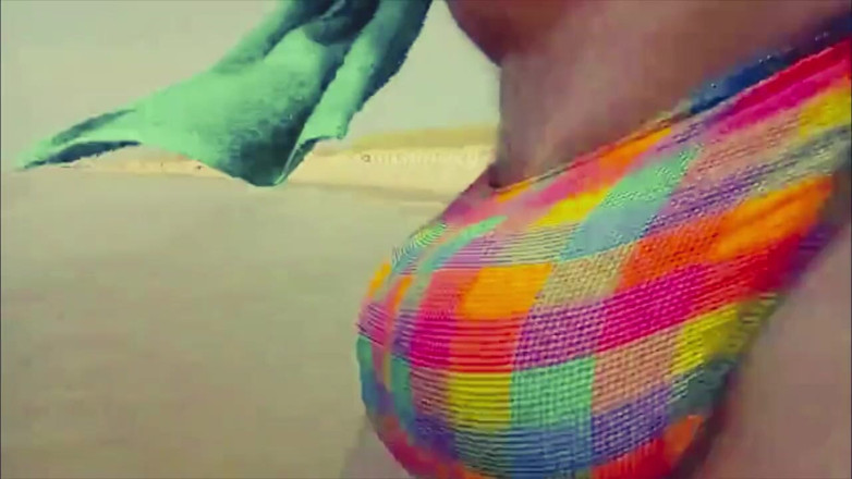 Monster Meat: Exhibionista andando masturbando na praia