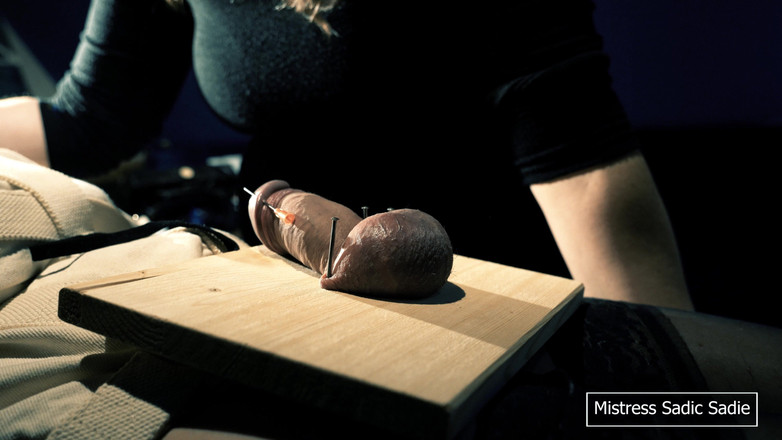 Sadic Sadie: Première fois que je cloues des boules et une aiguille...