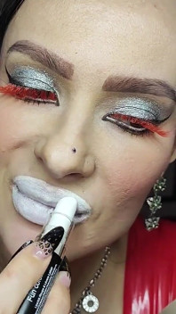 Son môi trắng người Pháp hôn từ bimbo cao su hoàn hảo
