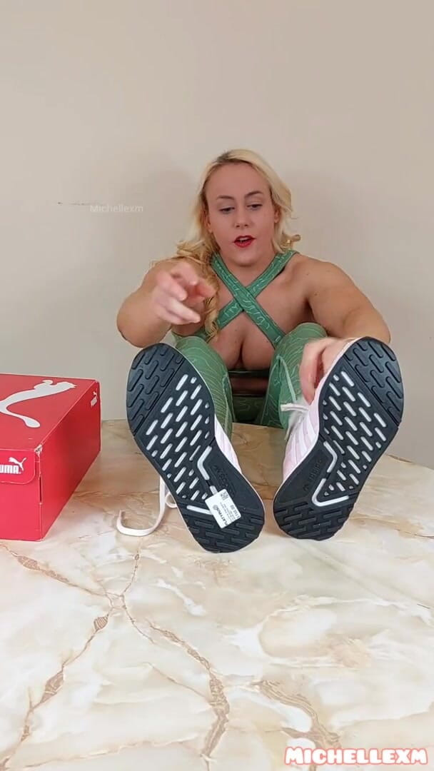 Michellexm: Sexy blondýna tenisky zkouší