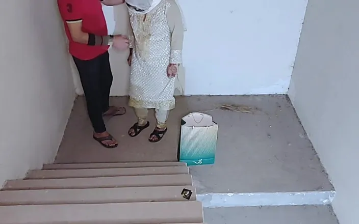 Faryal: Freundin ki khala ko Choda - schenkendes date auf der treppe