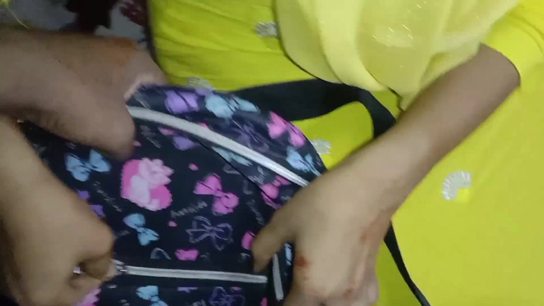 Deshi women: Une étudiante deshi suce la petite bite du prof et se...