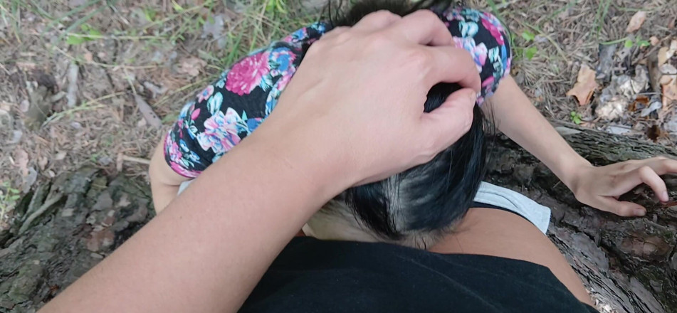 Lesbian-illusion: Notre troisième copine regarde dans le parc pour que personne...