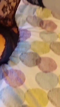 Amateur blonde rijpe vrouw geniet van halfgeklede seks