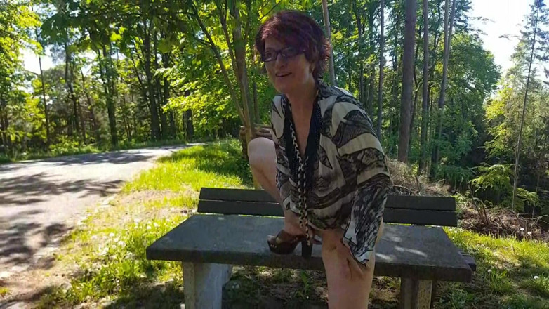 Popp Sylvie: Outdoor squirt pee fuck