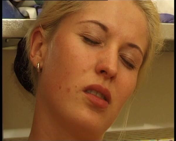 YOUR FIRST PORN: Beim Perversen Wichsen Bei Der Arbeit Erwischt - přistižena při honění...