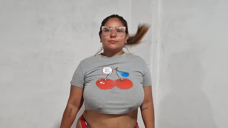 SugarPose: Femeie latino cu sâni mari sare în lenjerie intimă