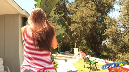 Teens Like it Hard: Jovens lésbicas gatas brincam sujas na piscina e lambem xoxotas...