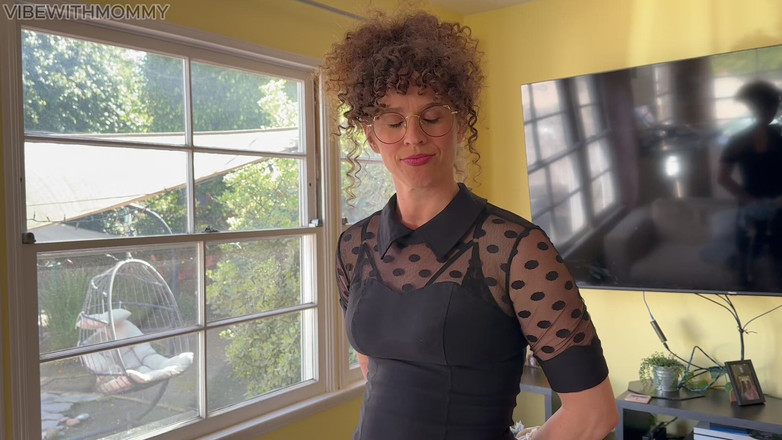 Vibe with mommy: Stepmom Keeps Stepson Quiet After Tinder Date