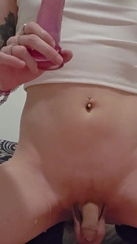 Une star du porno femboy lèche son propre sperme dans une masturbation anale avec un long gode