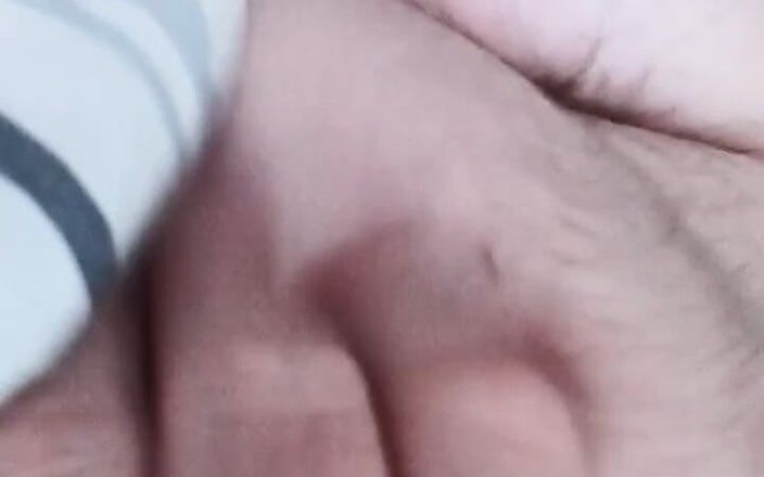 Big Pisser: Mostrando mi cuerpo regordete caliente y jugando con mi pezón,...