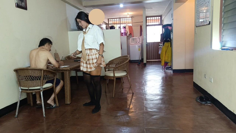 Lady: Oh ça fait mal ! Une petite fille innocente en uniforme donne...