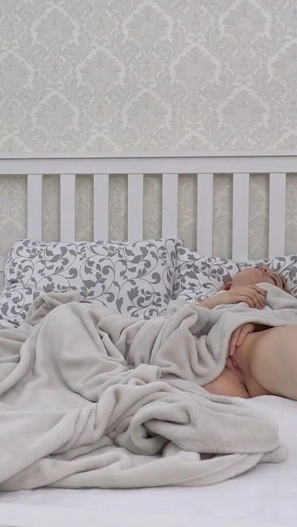 Sheryl X Sinclair: Redhead Teen Girl Masturbated in Bed After Hot Dream