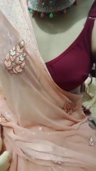 Indischer transvestitor Bottom Gaurisissy fühlt sich geil auf sex in Silky Sari mit schwerem Jwellery