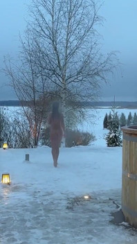 Monika fox fa un pompino veloce invernale e si masturba nella natura circondata dalla neve