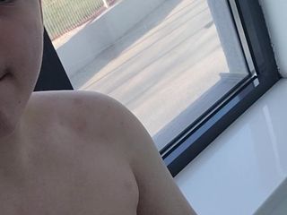 Dustins: Chico gordito mostrando culo y masturbándose delante de la ventana