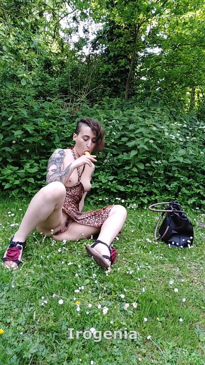 Irogenia: Mitten Im Wald Füllt Eine Notgeile Schlampe Alle Löcher