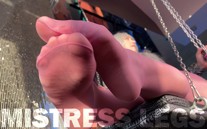 Mistress Legs: Dewi comel kaki dalam pantyhose merah jambu nipis swing dekat...