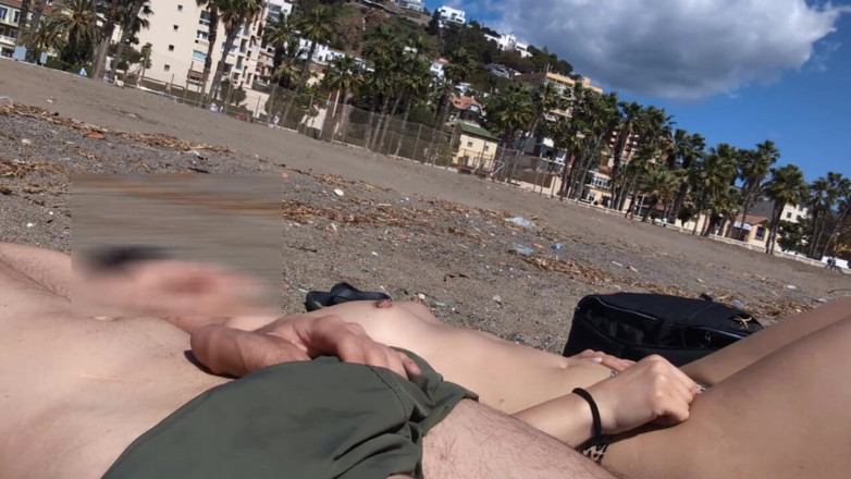 SweetJaneOfficial: Pula se expune lângă o fată fără sutient care arată