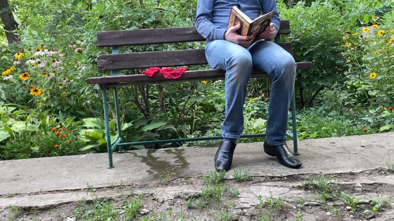OurFetishLife: Мачуха з великою дупою писяє поруч зі мною в парку на лавці