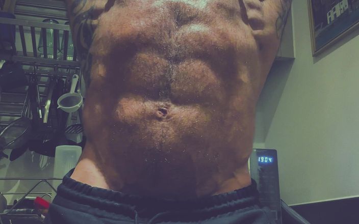 Rogan Richards: Мускулистая кухня, выгибающаяся с Rogan