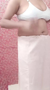 Une tatie surprend la grosse bite de son beau-neveu