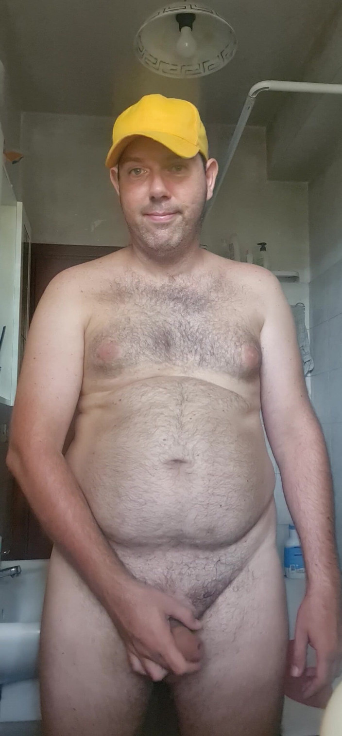 Mirko2589: Nahý kluk v koupelně se žlutou čepicí