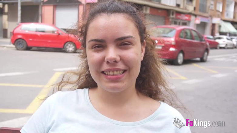 FAKings: Gagică dependentă de sex de 19 ani își folosește sânii ENORMI pentru...