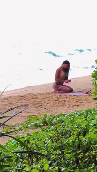 Momento Segreto Sulla Spiaggia Lo Sconosciuto Sbircia E Ha La Sua Possibilità