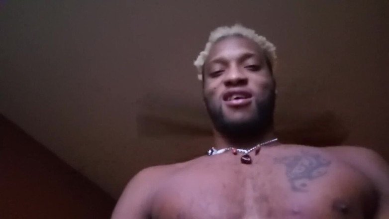 Kennie Jai: Kenniejai se masturba para la enorme corrida vecina