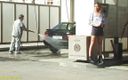 Crazy pee girls: Utomhus kissa vid biltvätten