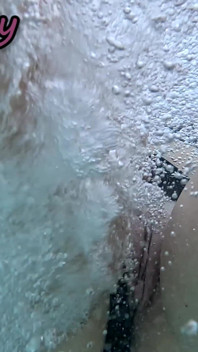 Mostrando minha buceta na frente de um aluno na piscina e me ajuda a me masturbar - é muito arriscado com pessoas próximas