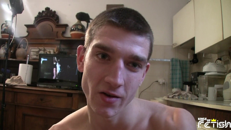 Gay Diaries: Tesão de cara grava enquanto esmaga seu amigo com bunda...
