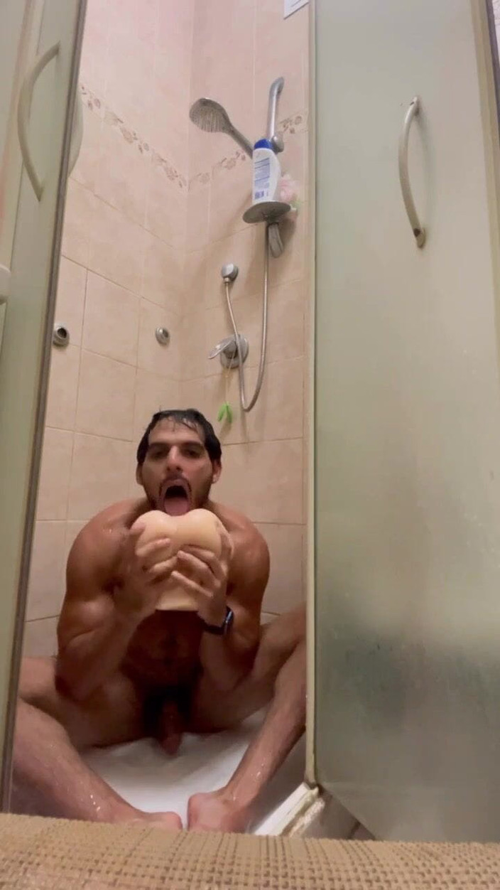 Grayalpha: Kleine puppe in der dusche